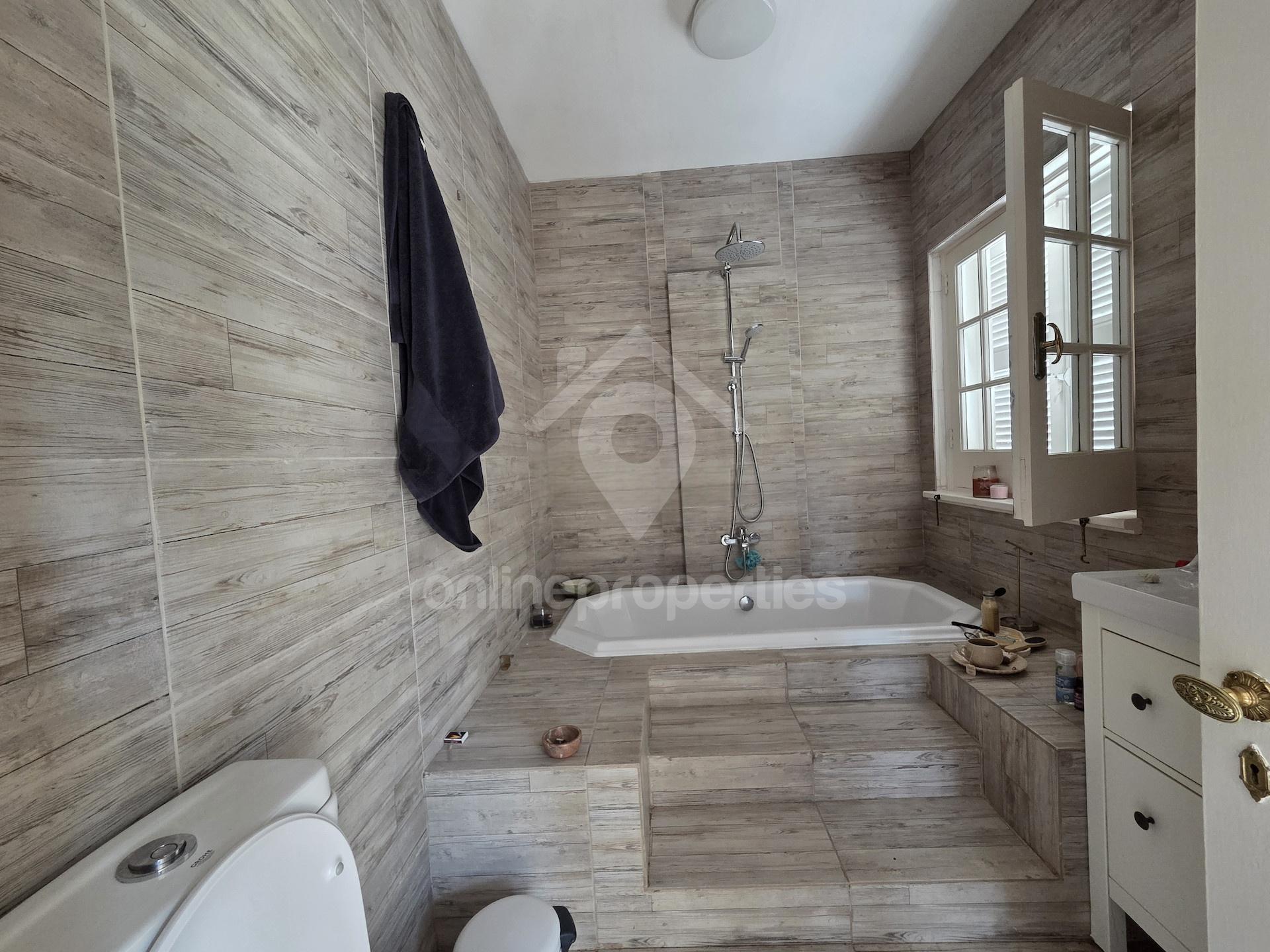 To change image, hover mouse over thumbnails below