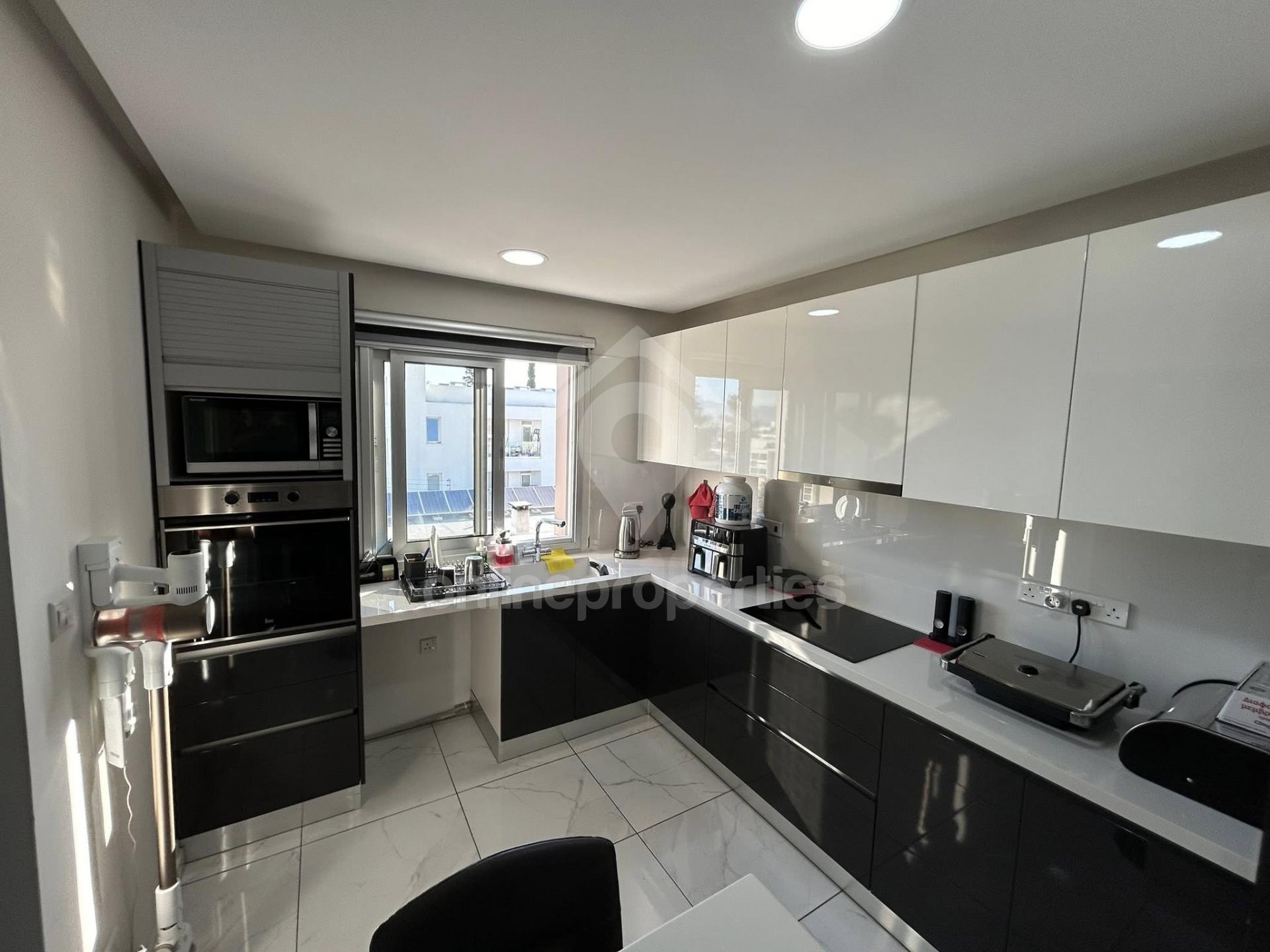 To change image, hover mouse over thumbnails below