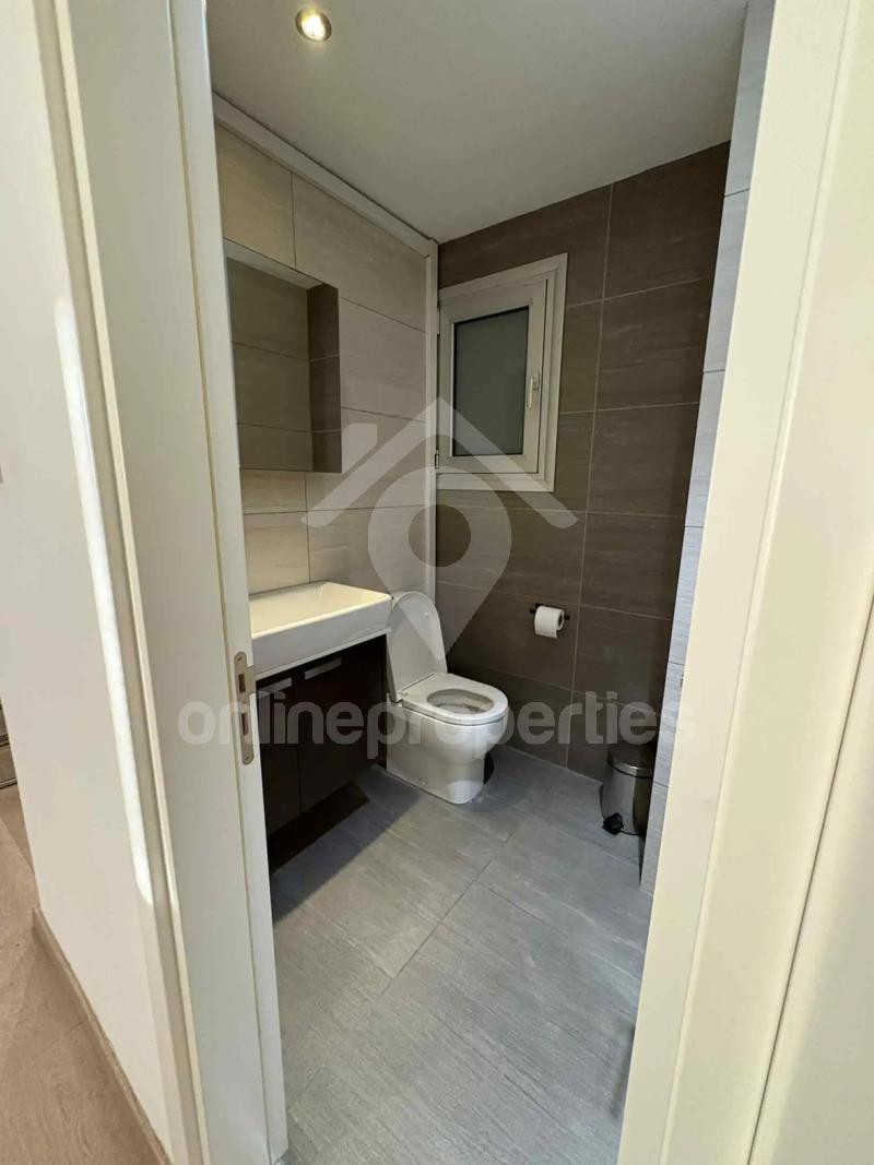 To change image, hover mouse over thumbnails below