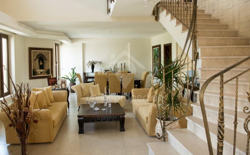 To change image, hover mouse over thumbnails below