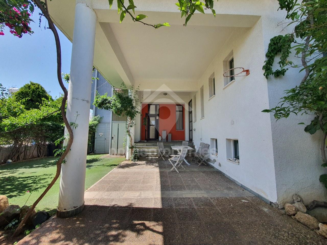 To change image, hover mouse over thumbnails below