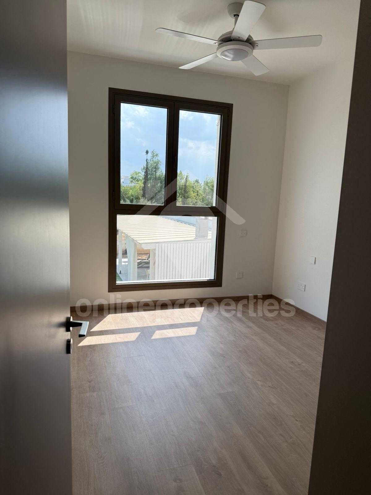 To change image, hover mouse over thumbnails below