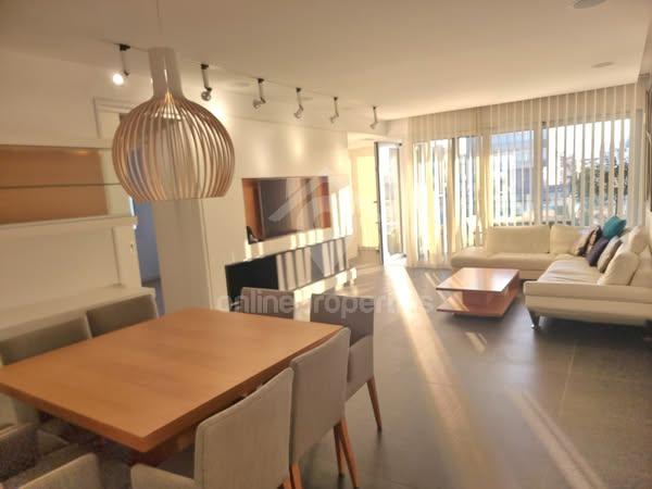 To change image, hover mouse over thumbnails below