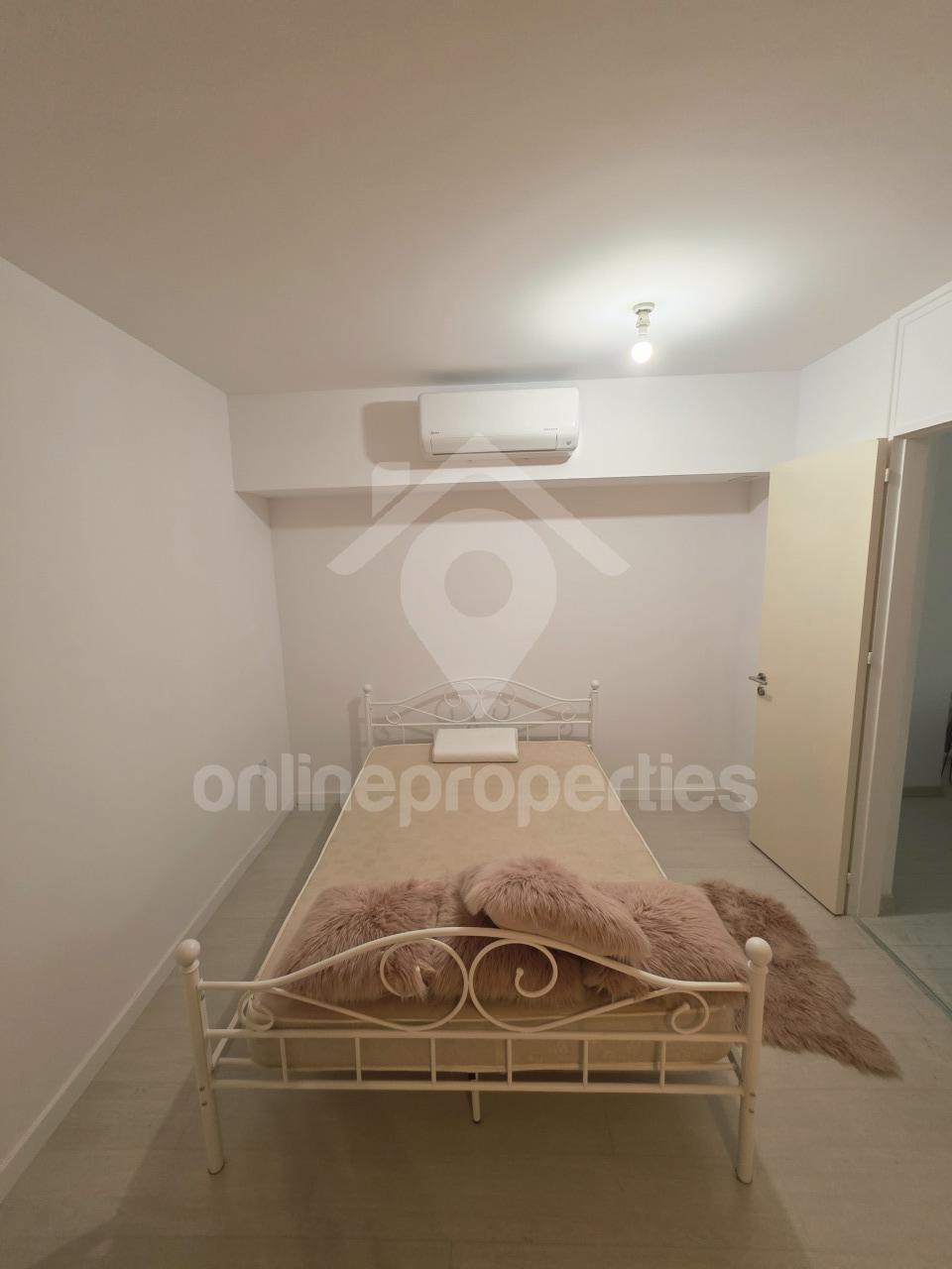 To change image, hover mouse over thumbnails below