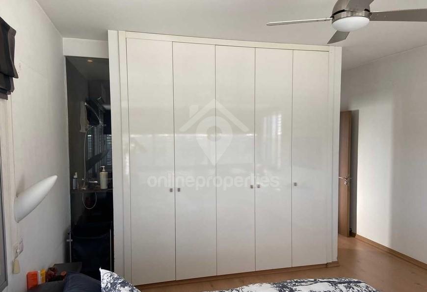 To change image, hover mouse over thumbnails below