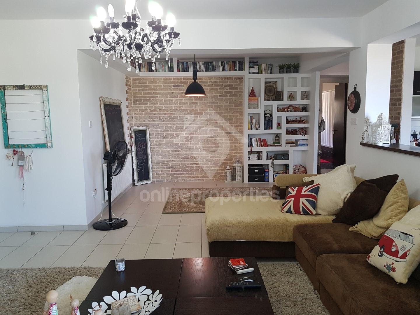 To change image, hover mouse over thumbnails below