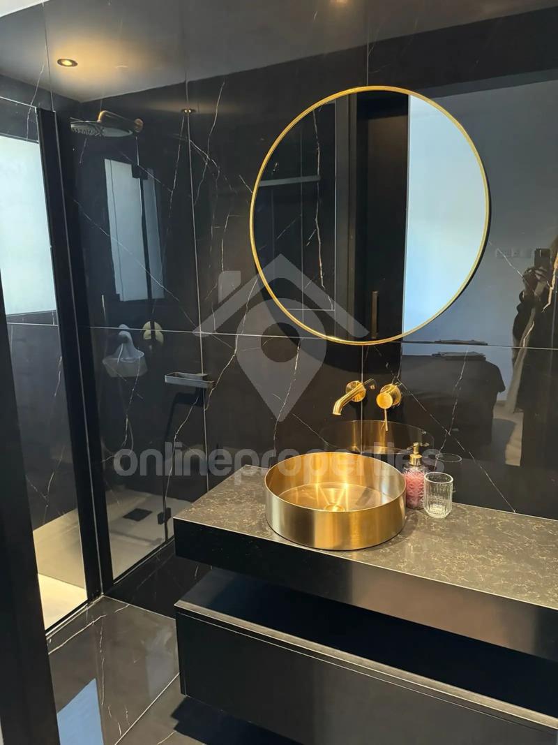 To change image, hover mouse over thumbnails below