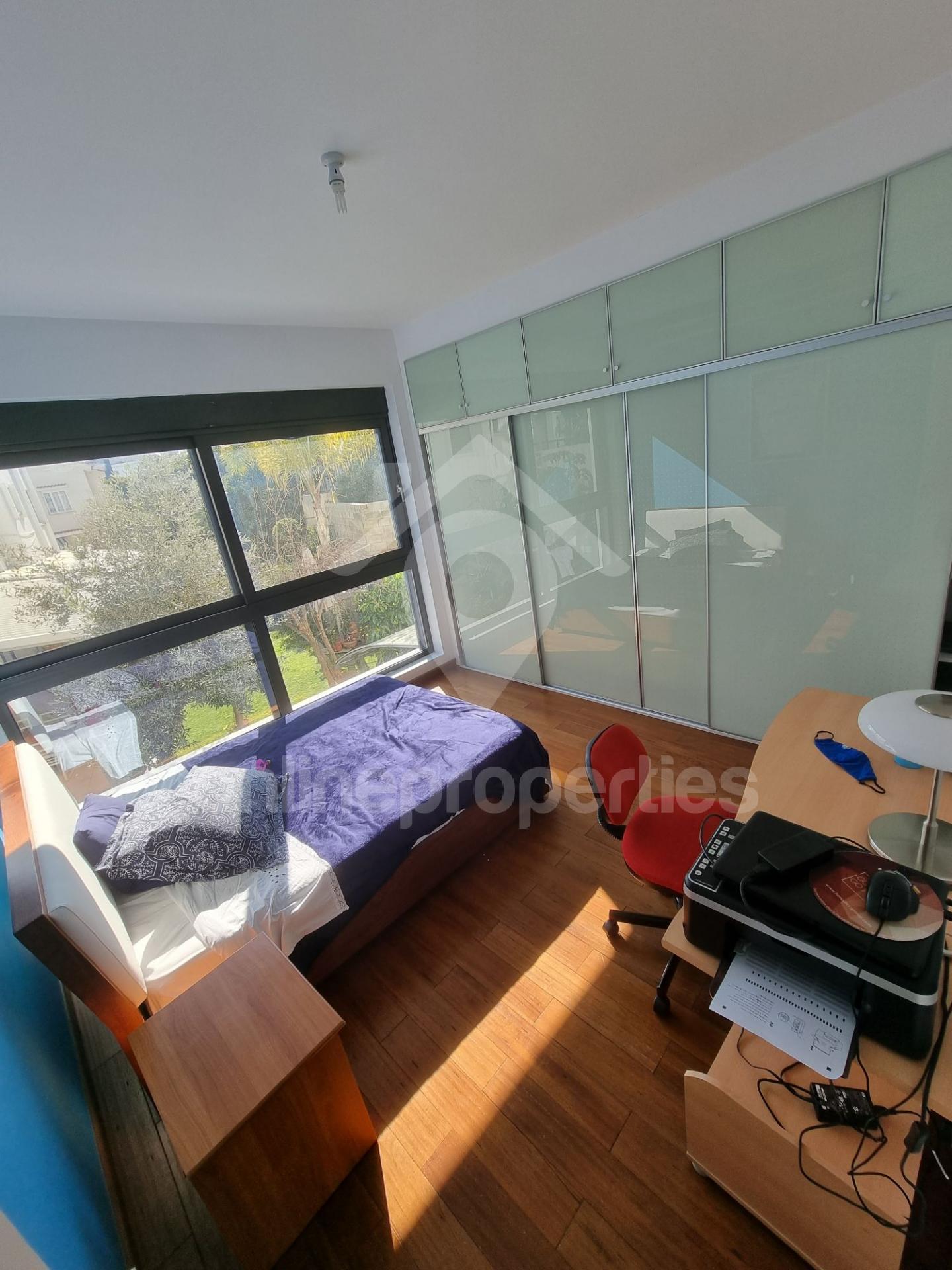 To change image, hover mouse over thumbnails below