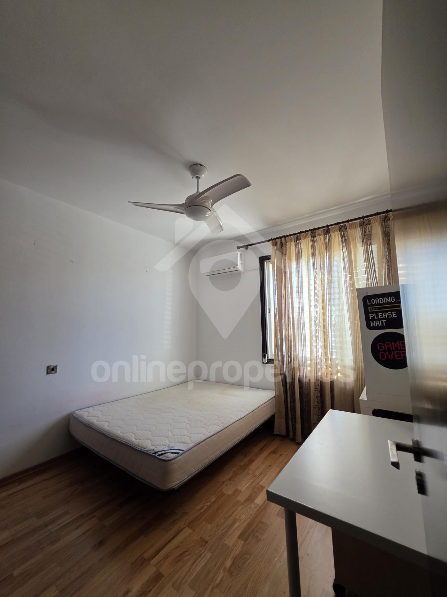 To change image, hover mouse over thumbnails below