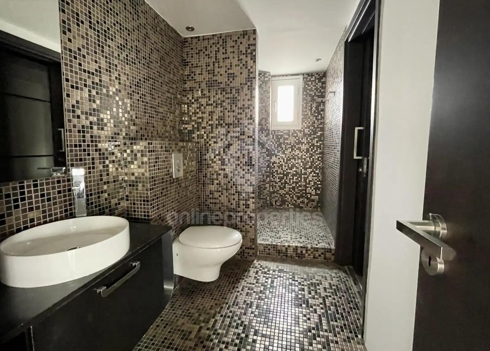 To change image, hover mouse over thumbnails below