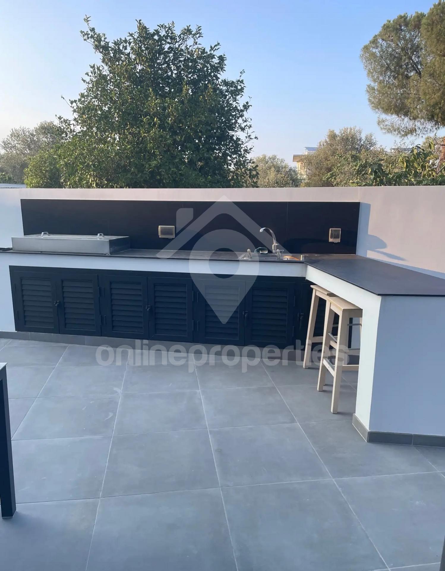 To change image, hover mouse over thumbnails below