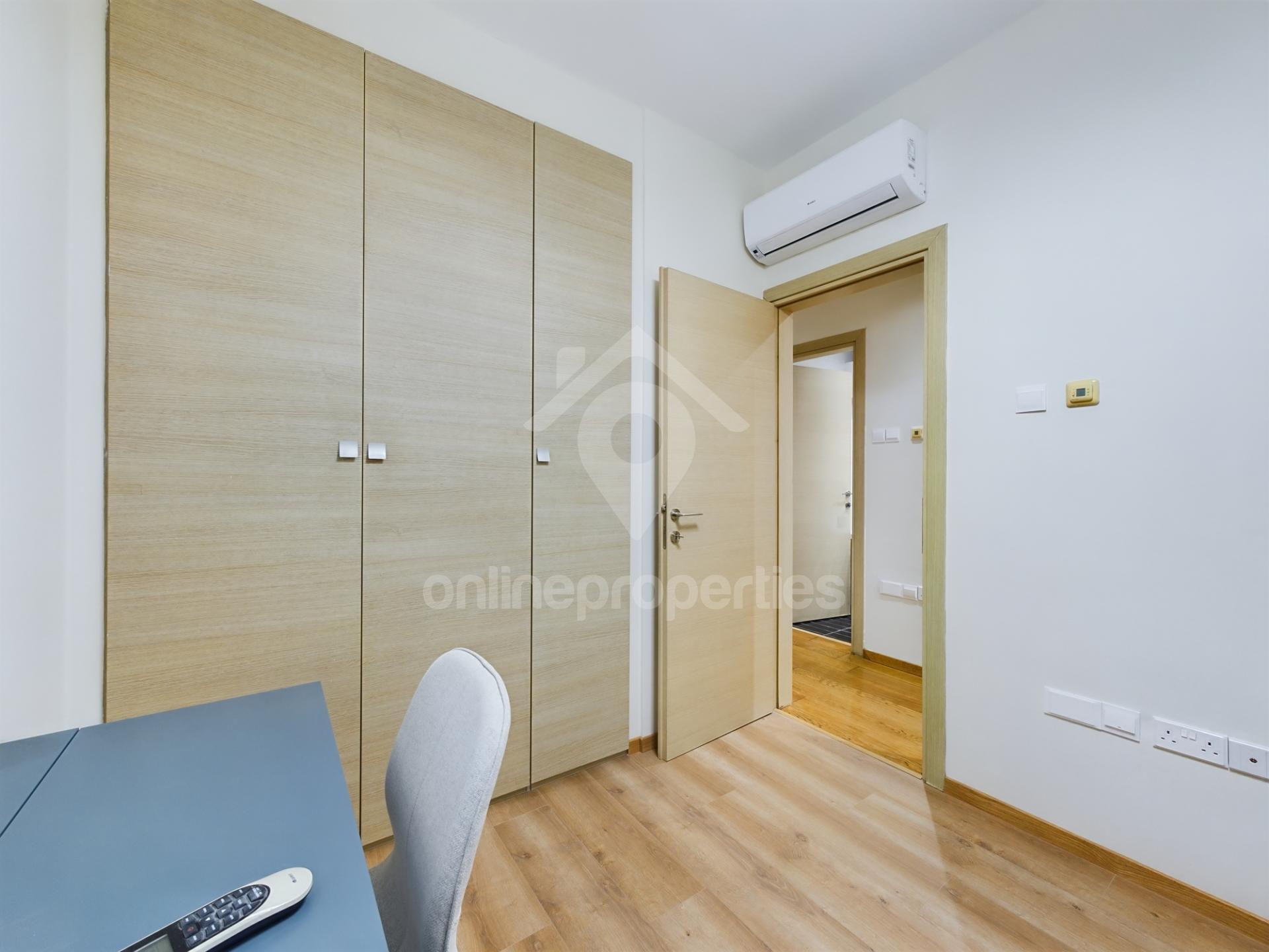 To change image, hover mouse over thumbnails below