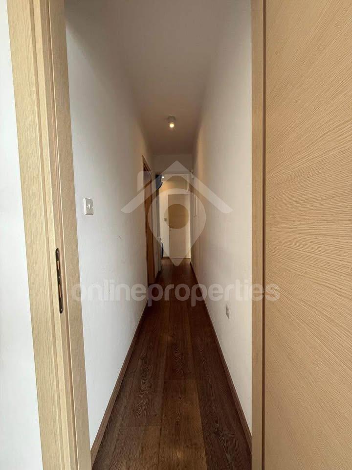 To change image, hover mouse over thumbnails below