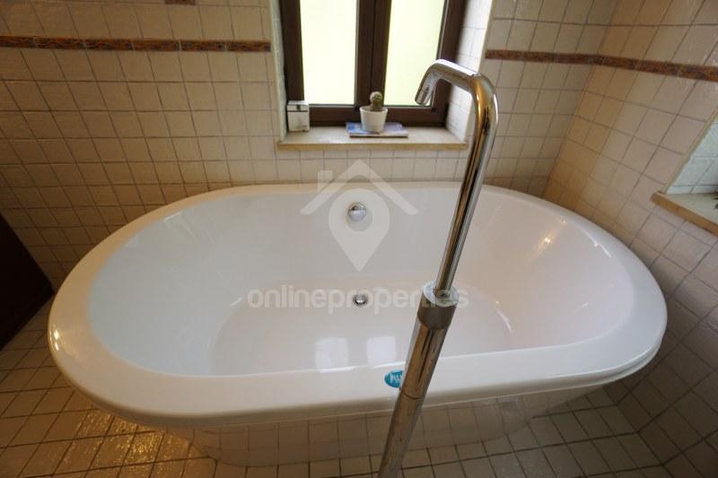 To change image, hover mouse over thumbnails below