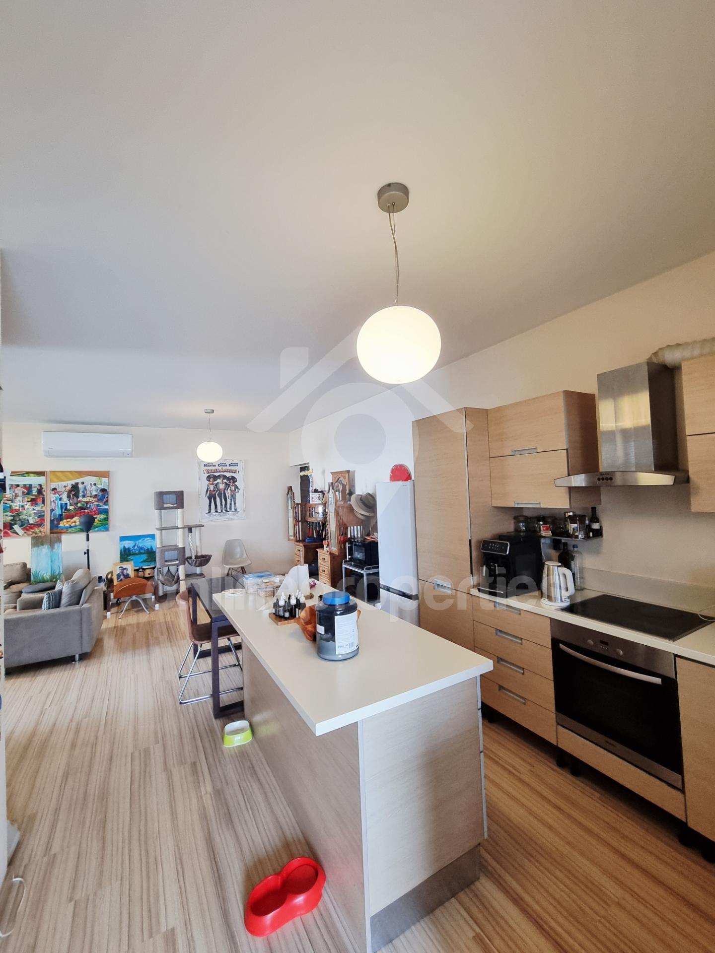 To change image, hover mouse over thumbnails below