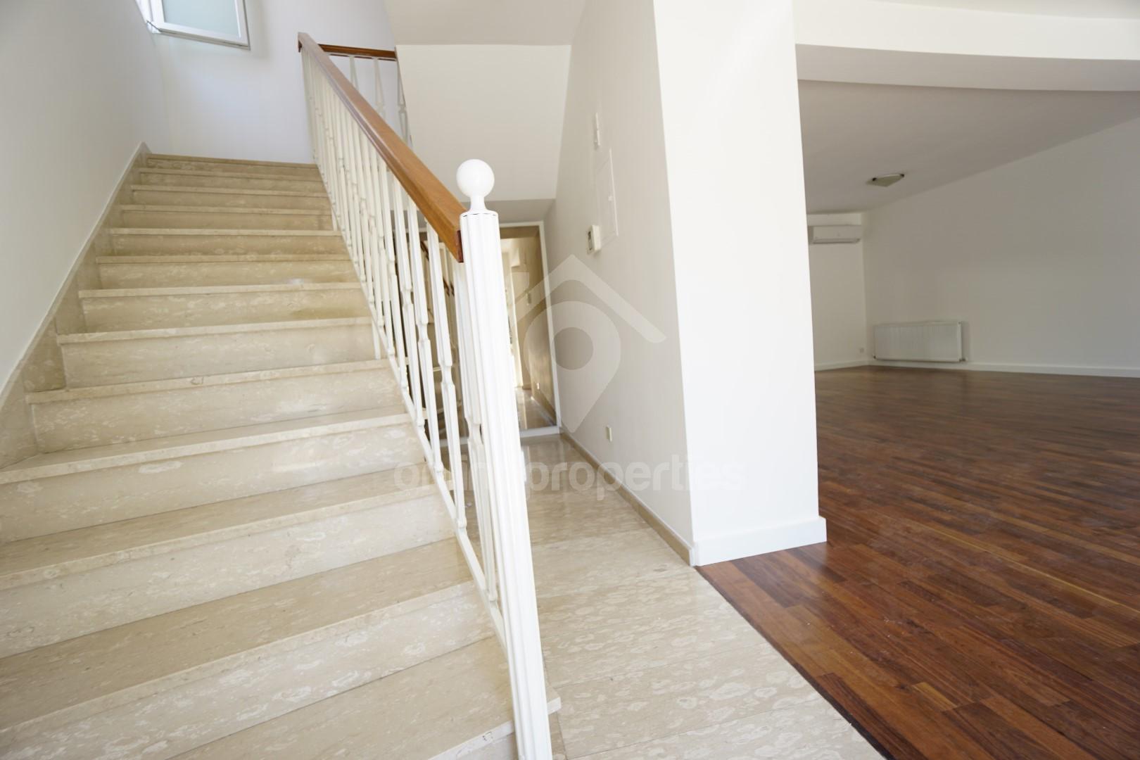 To change image, hover mouse over thumbnails below