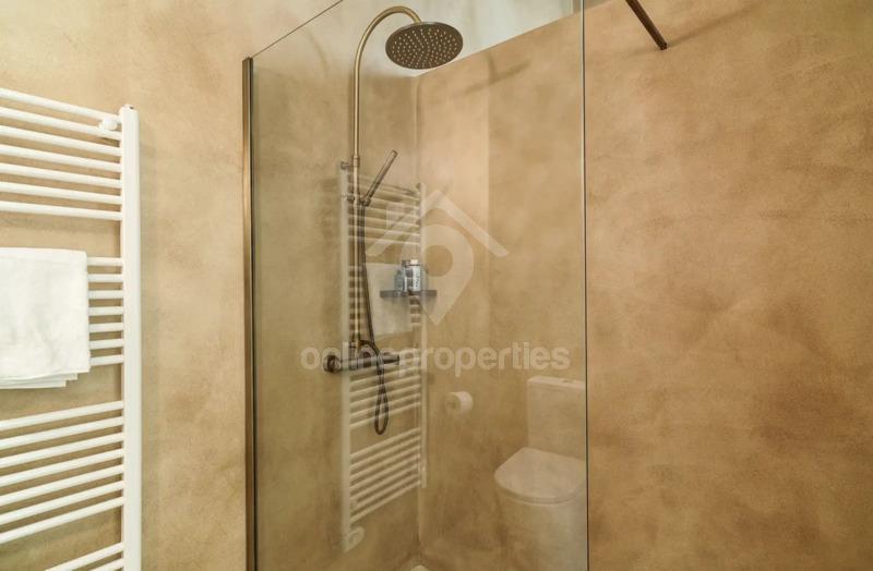 To change image, hover mouse over thumbnails below