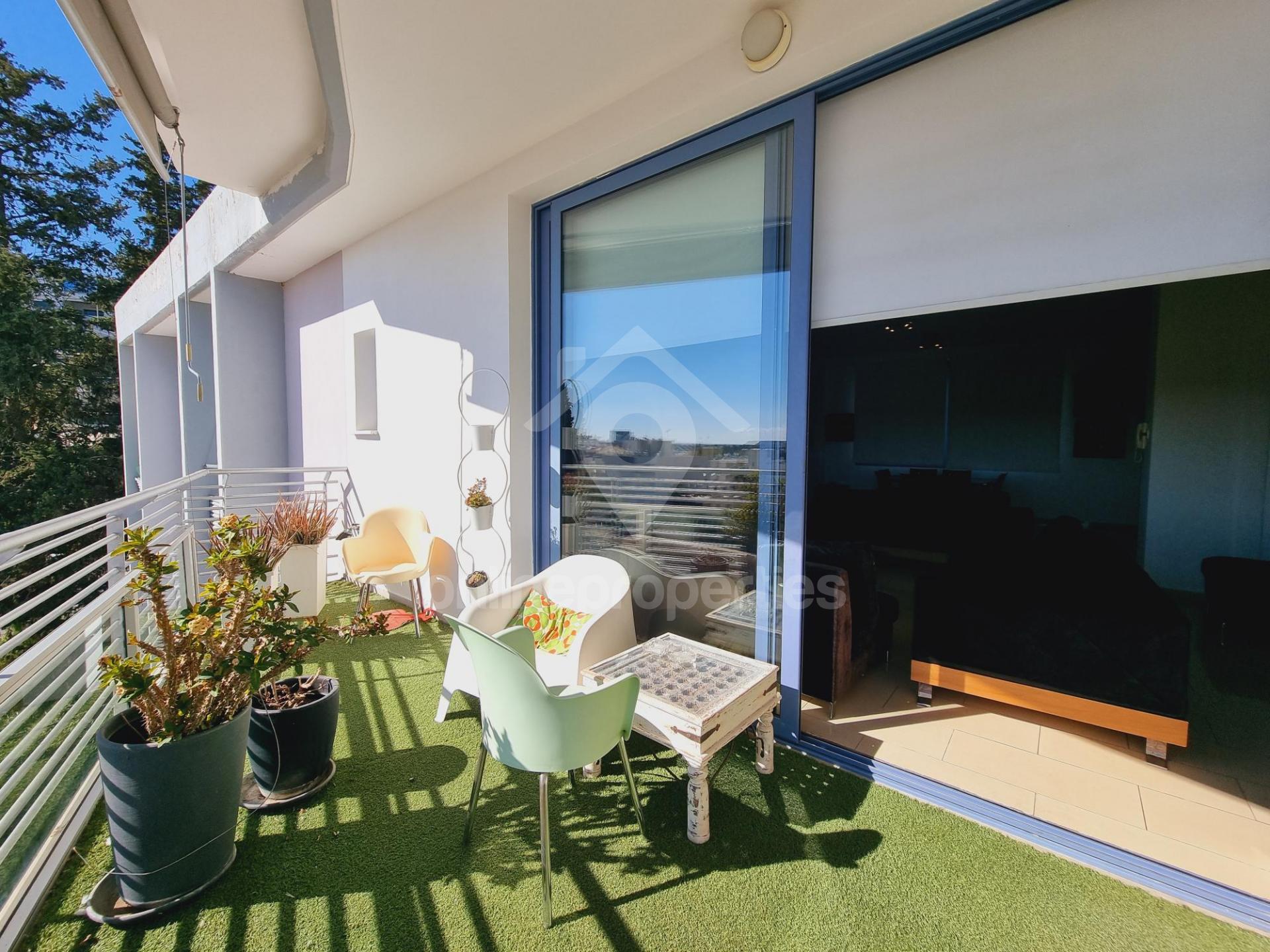 To change image, hover mouse over thumbnails below