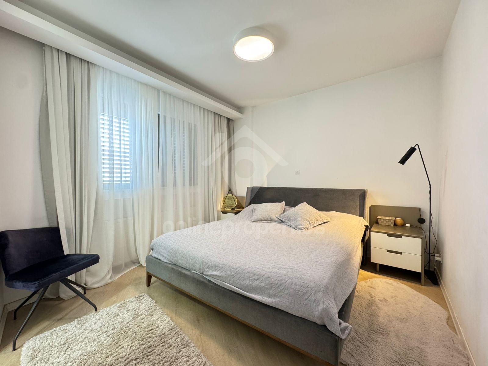 To change image, hover mouse over thumbnails below