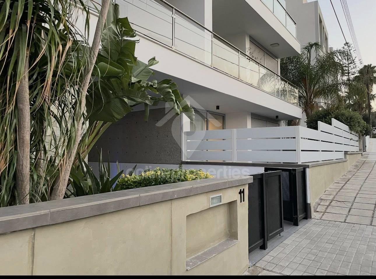 To change image, hover mouse over thumbnails below