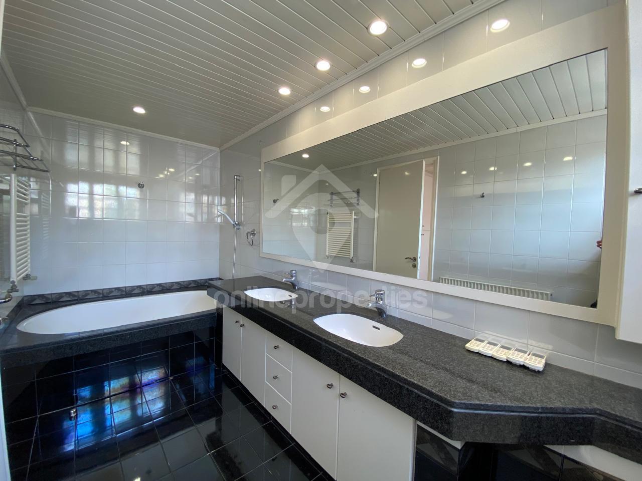 To change image, hover mouse over thumbnails below