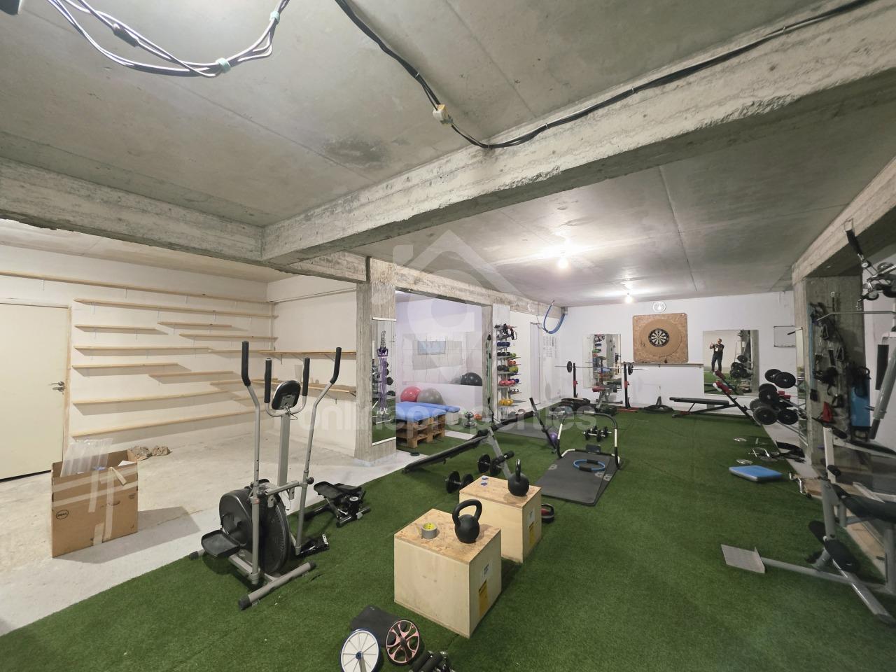 To change image, hover mouse over thumbnails below