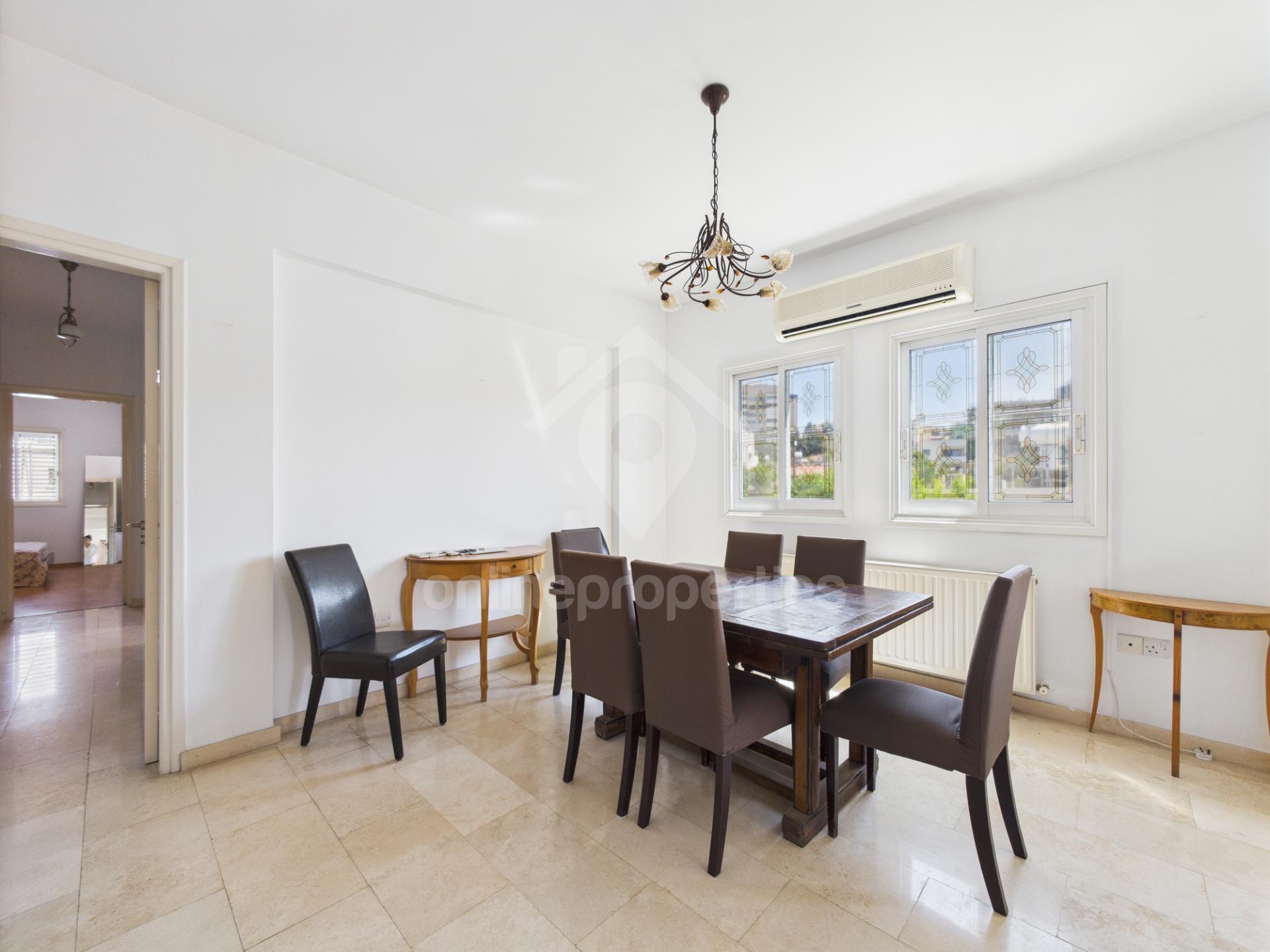 To change image, hover mouse over thumbnails below