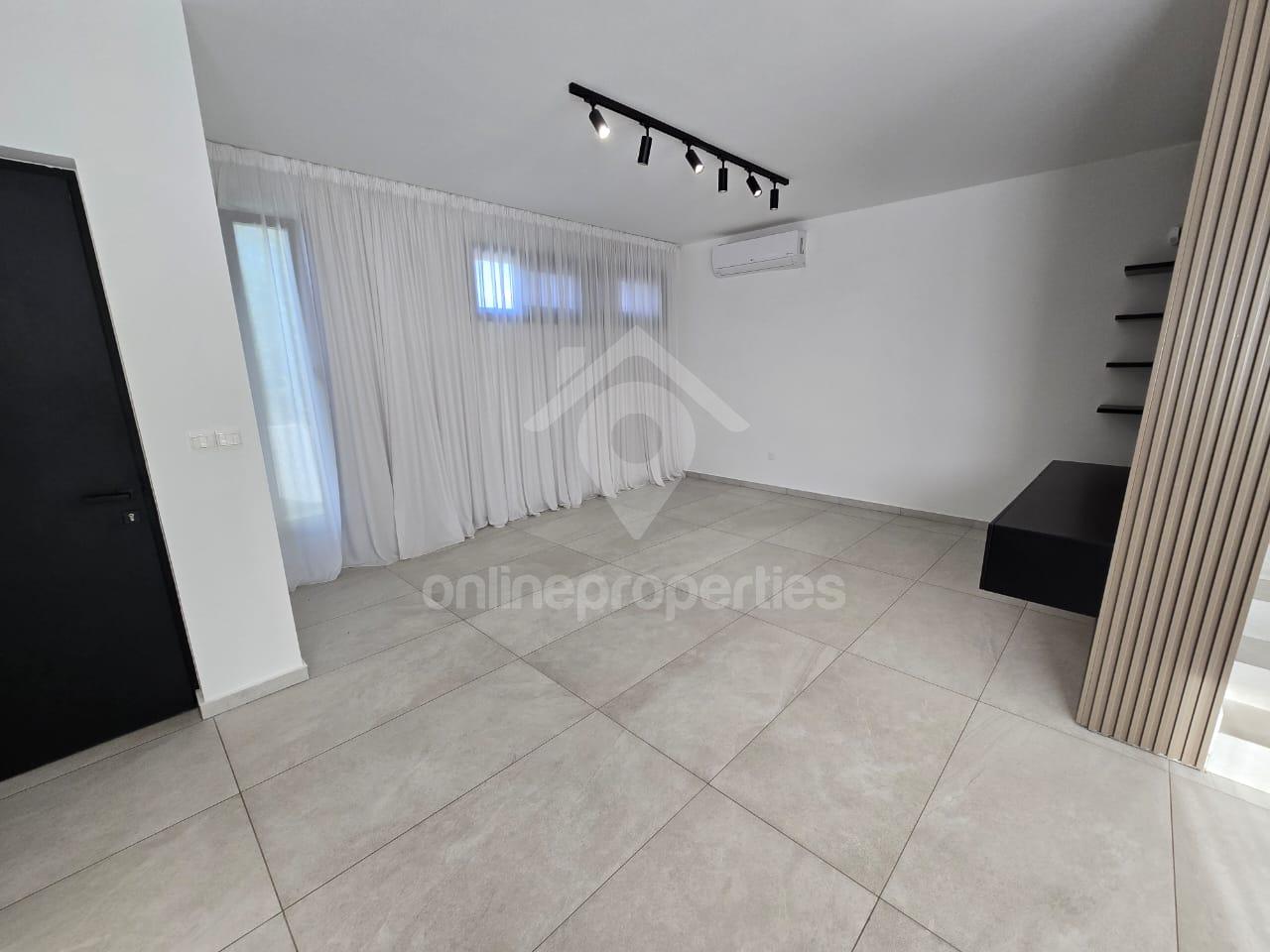 To change image, hover mouse over thumbnails below