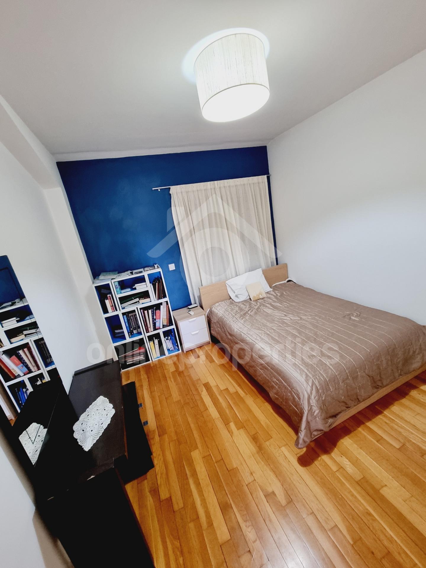 To change image, hover mouse over thumbnails below