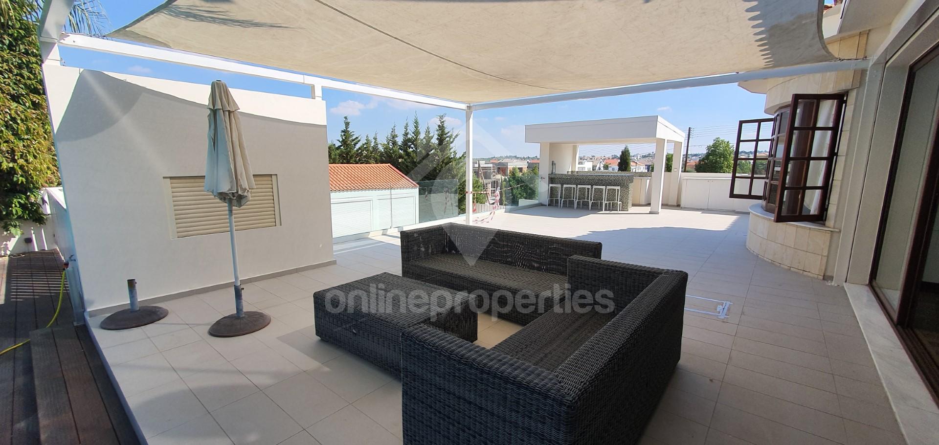 To change image, hover mouse over thumbnails below