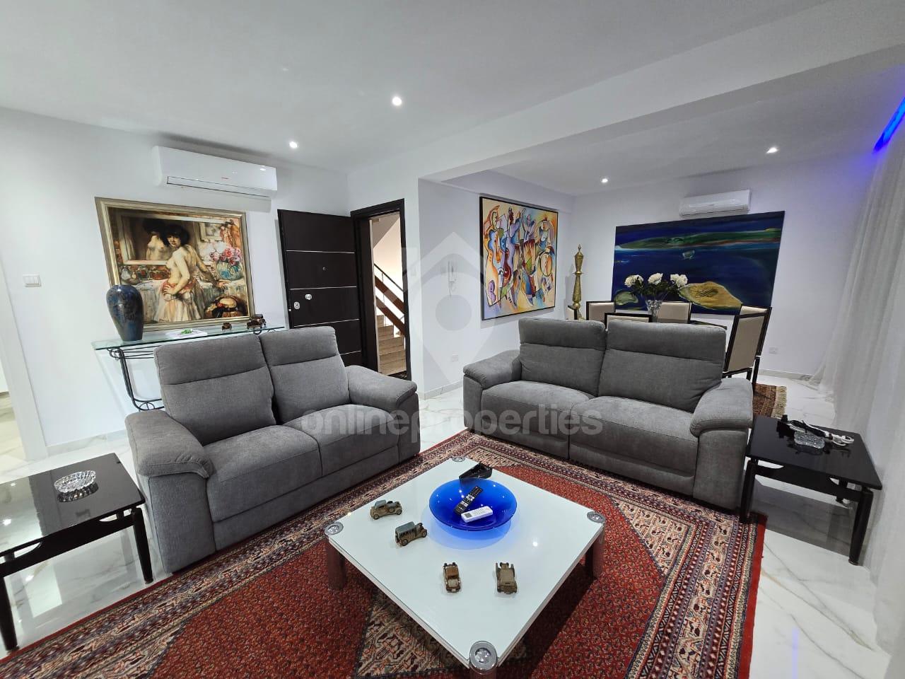 To change image, hover mouse over thumbnails below