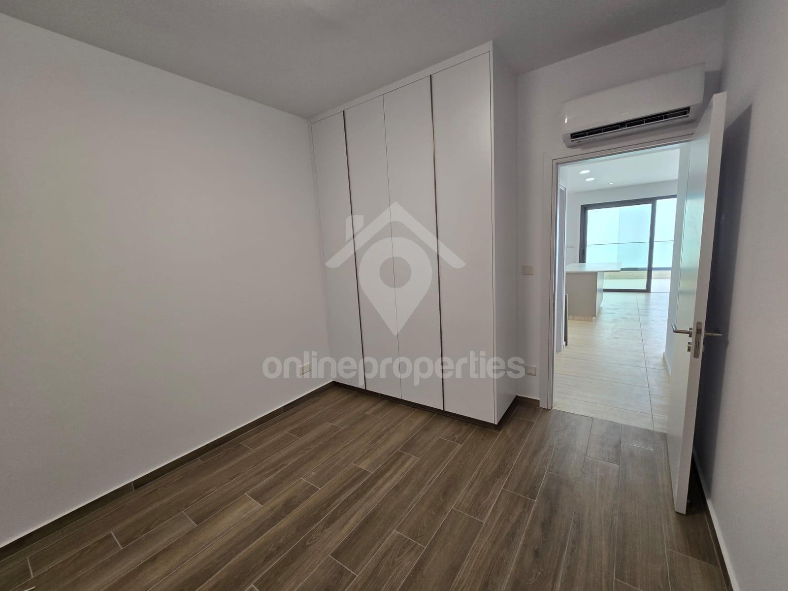 To change image, hover mouse over thumbnails below