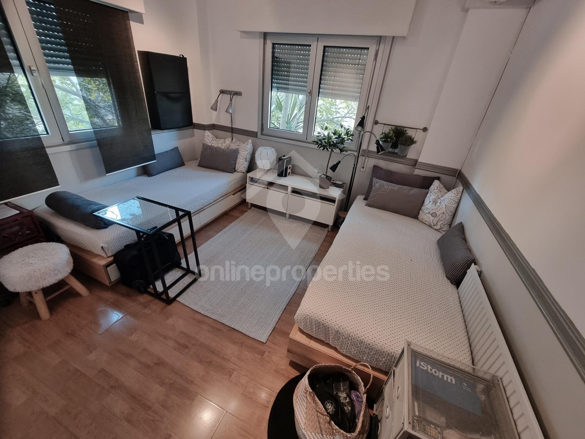 To change image, hover mouse over thumbnails below