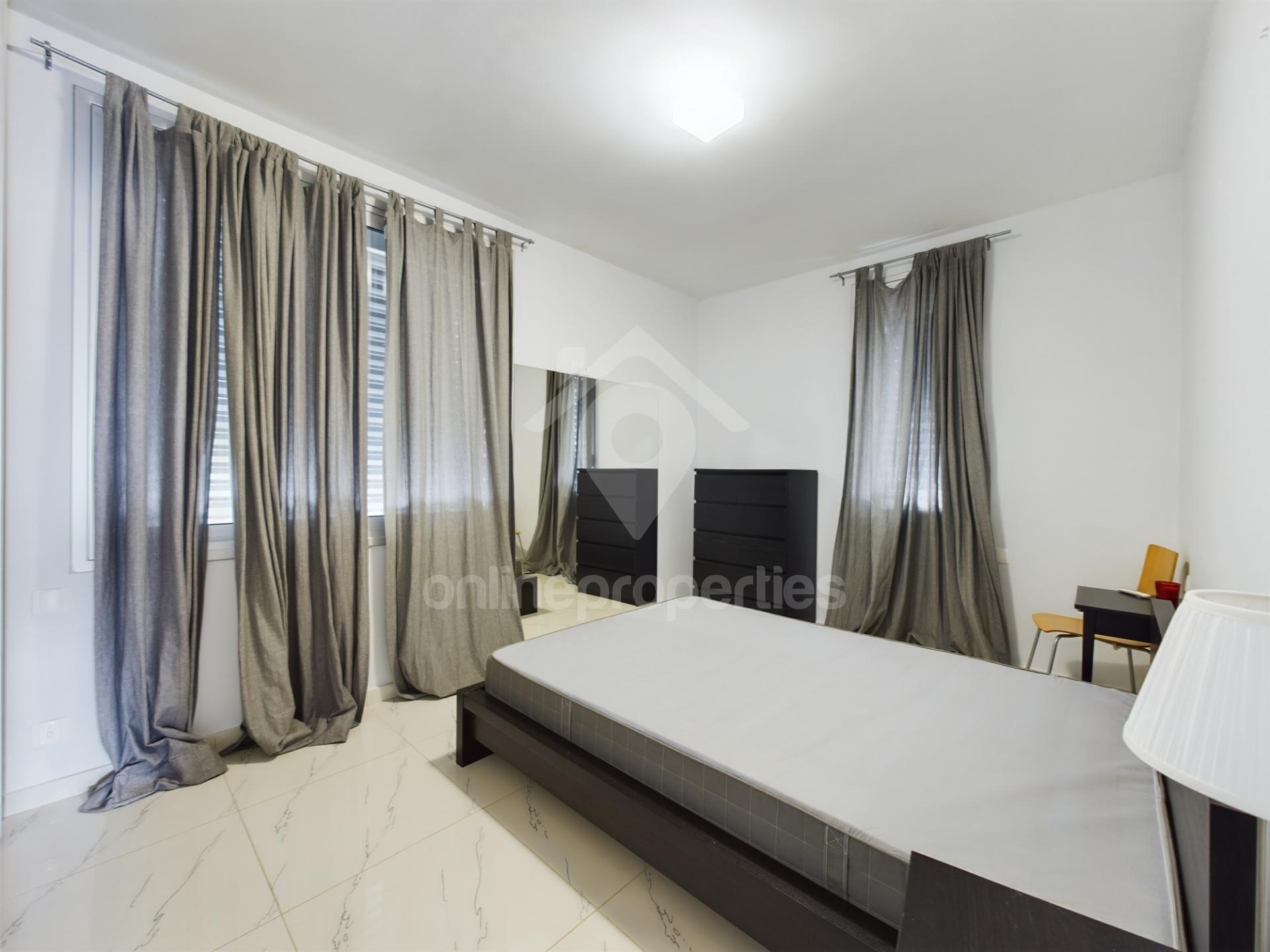 To change image, hover mouse over thumbnails below