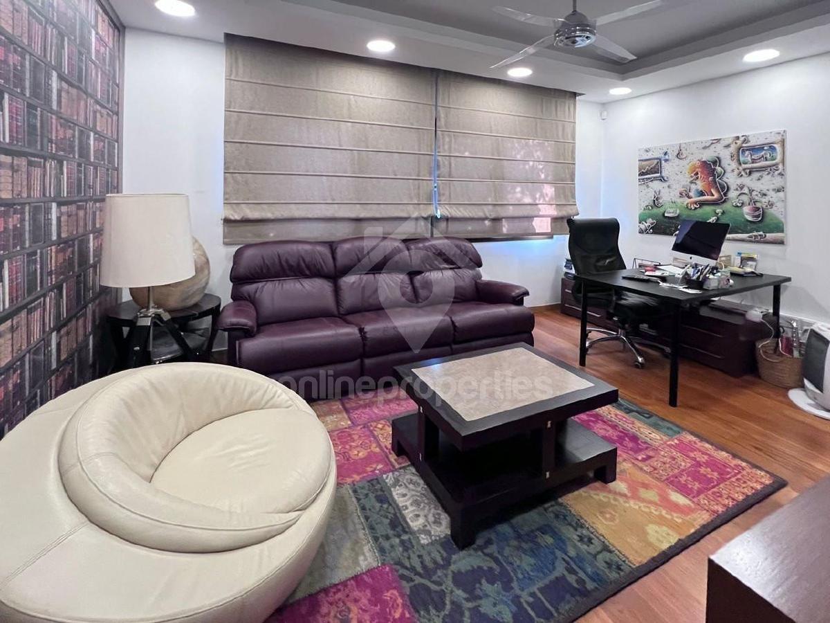 To change image, hover mouse over thumbnails below