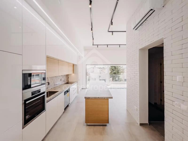 To change image, hover mouse over thumbnails below