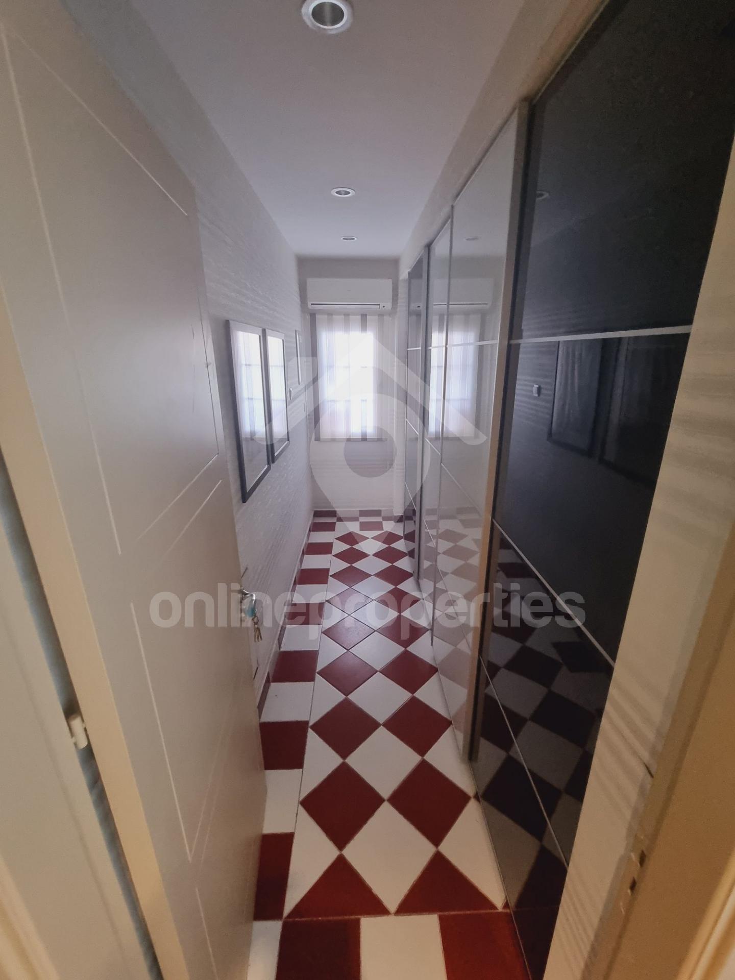 To change image, hover mouse over thumbnails below