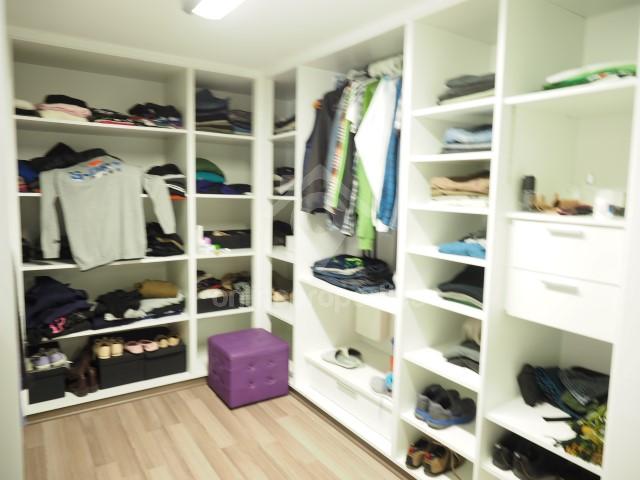 To change image, hover mouse over thumbnails below