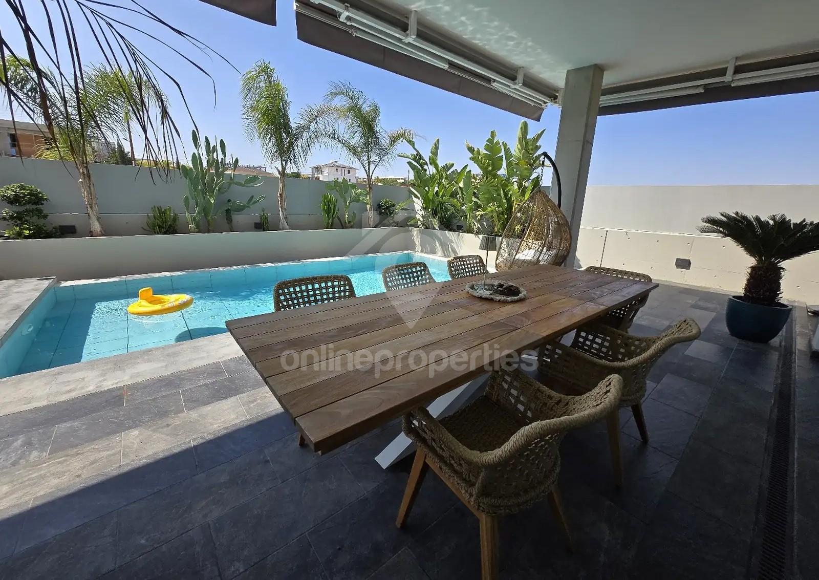 To change image, hover mouse over thumbnails below