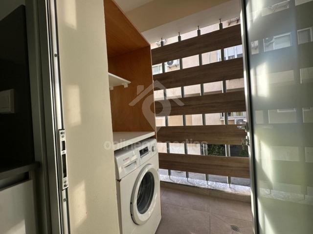 To change image, hover mouse over thumbnails below