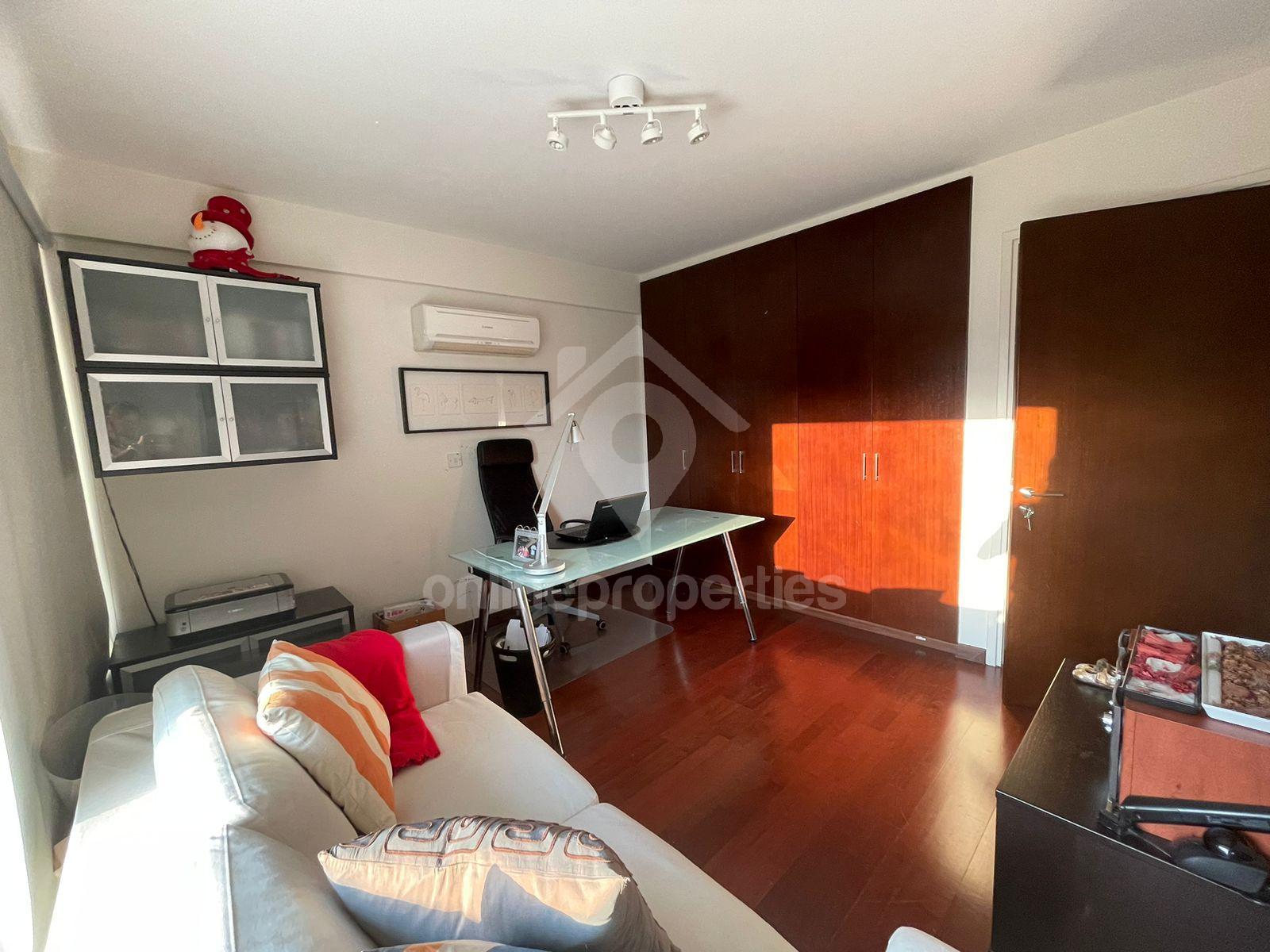 To change image, hover mouse over thumbnails below