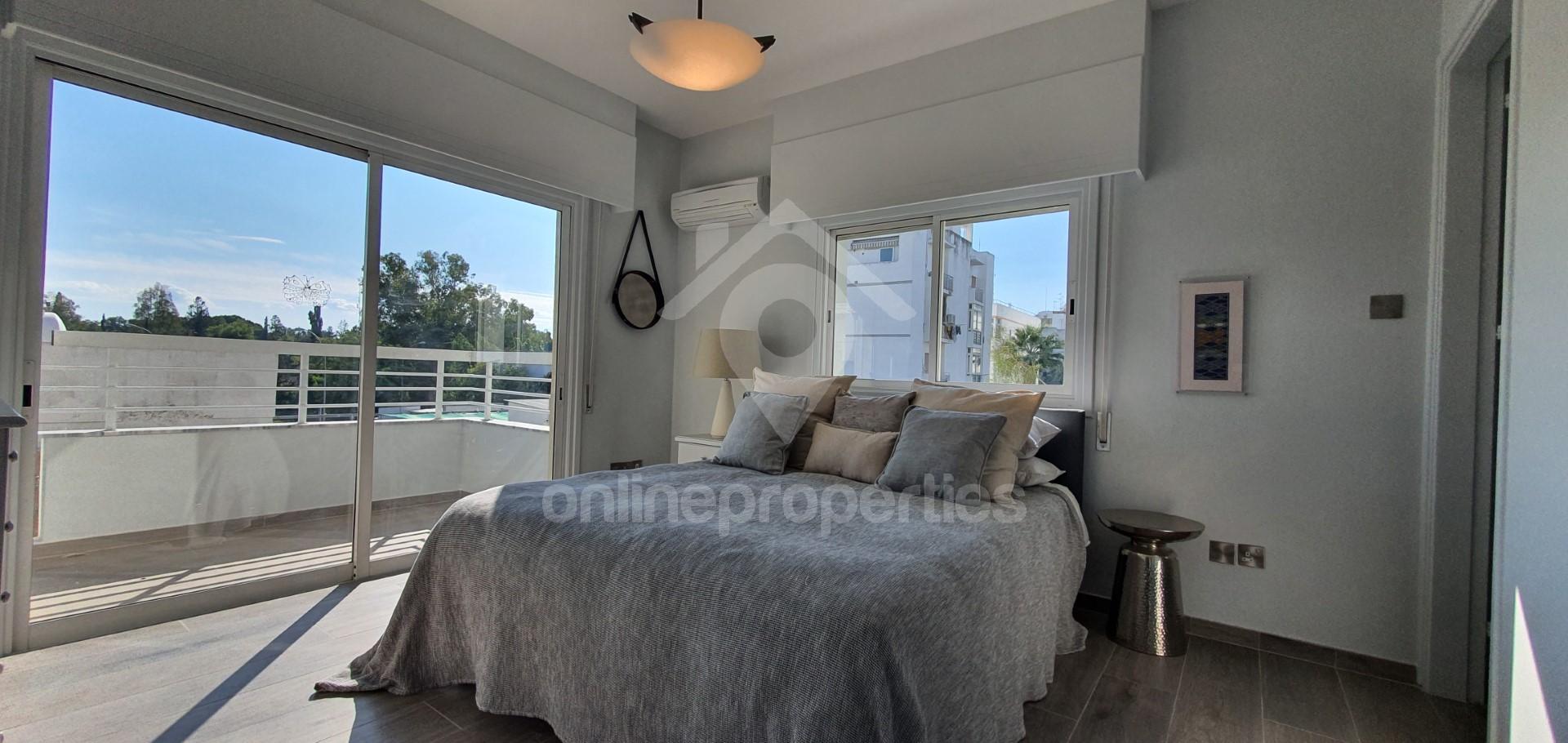 To change image, hover mouse over thumbnails below