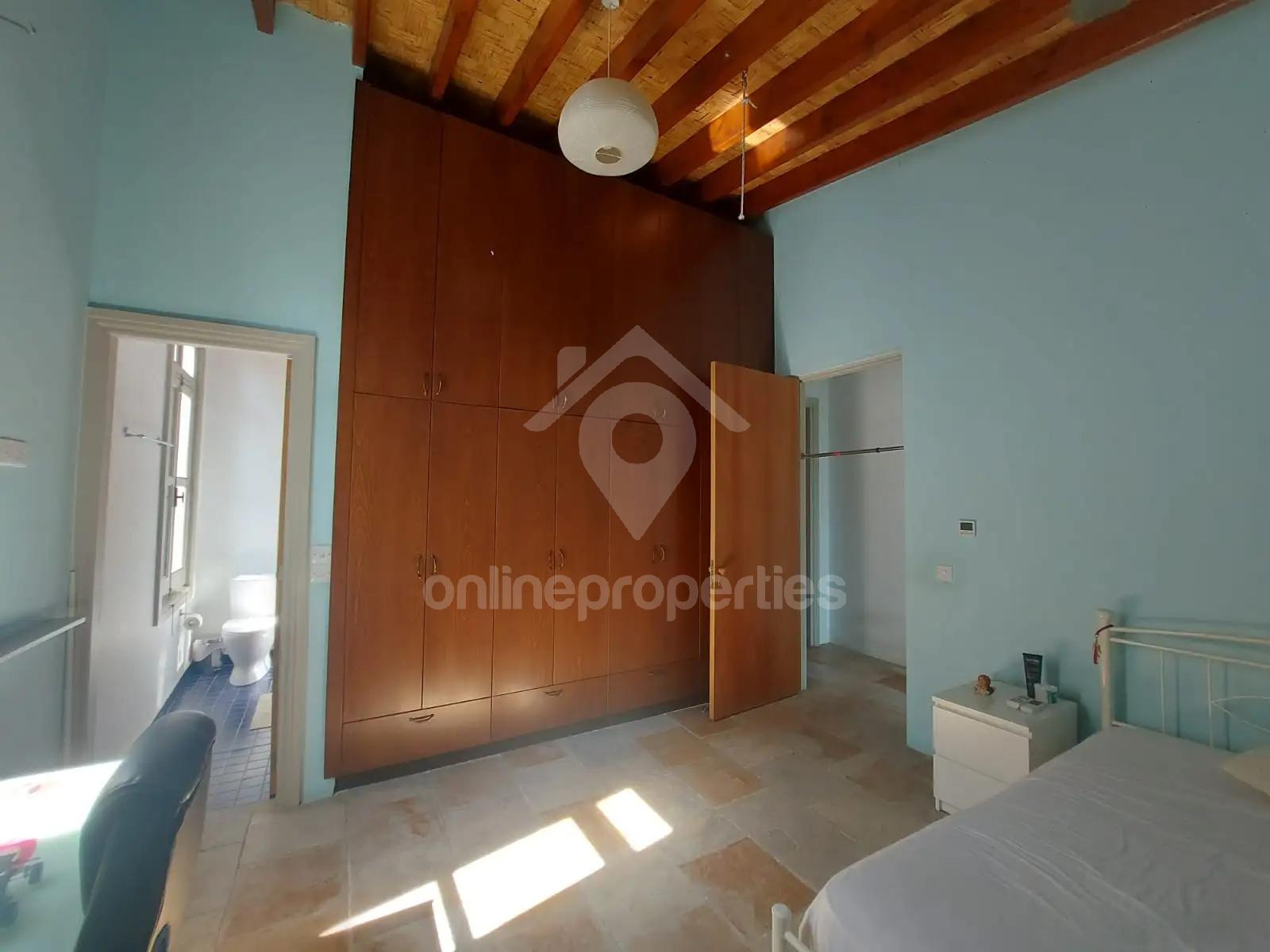 To change image, hover mouse over thumbnails below