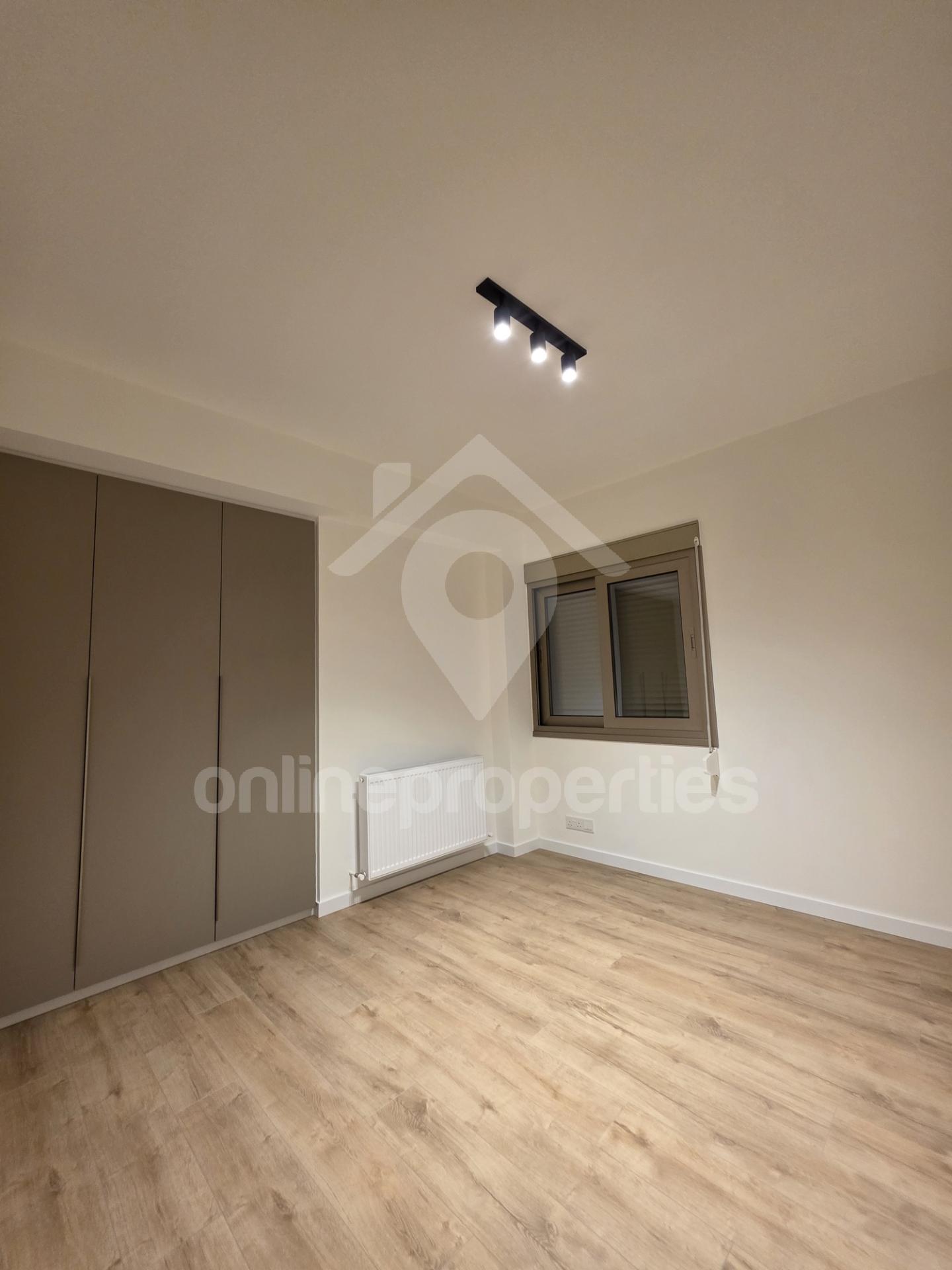 To change image, hover mouse over thumbnails below