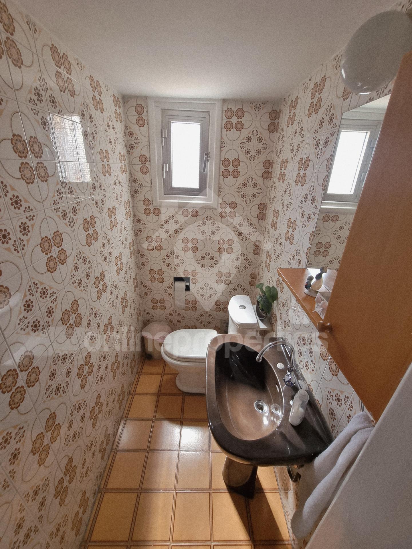 To change image, hover mouse over thumbnails below