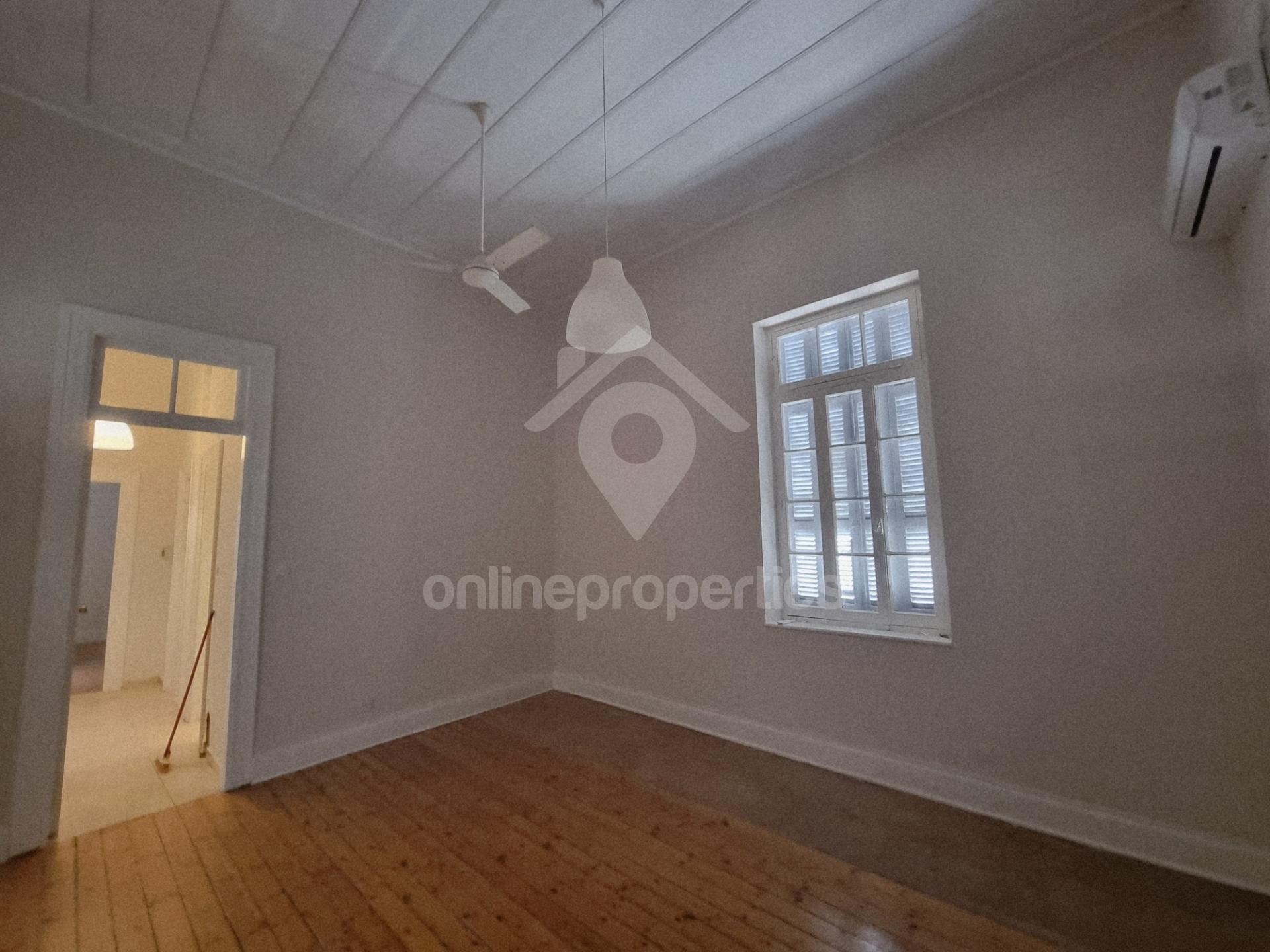 To change image, hover mouse over thumbnails below