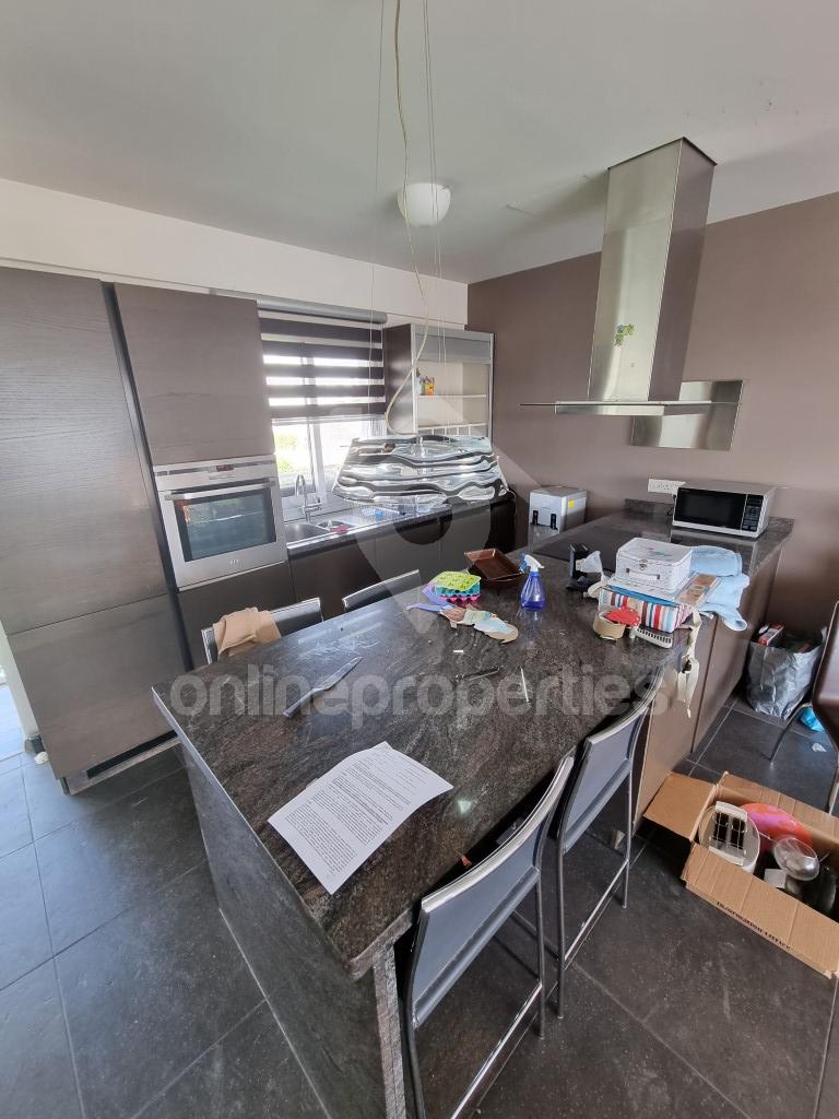 To change image, hover mouse over thumbnails below