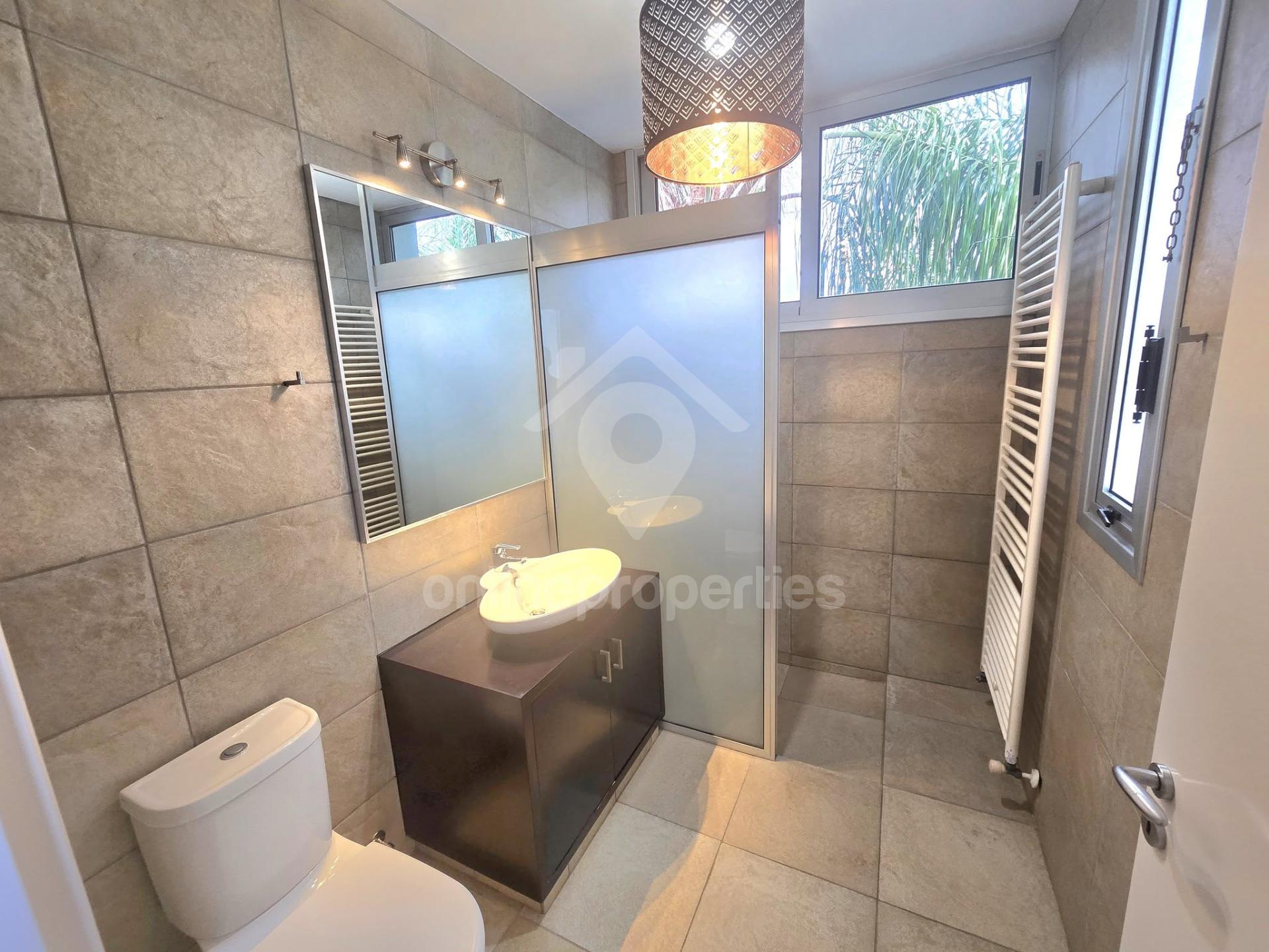 To change image, hover mouse over thumbnails below