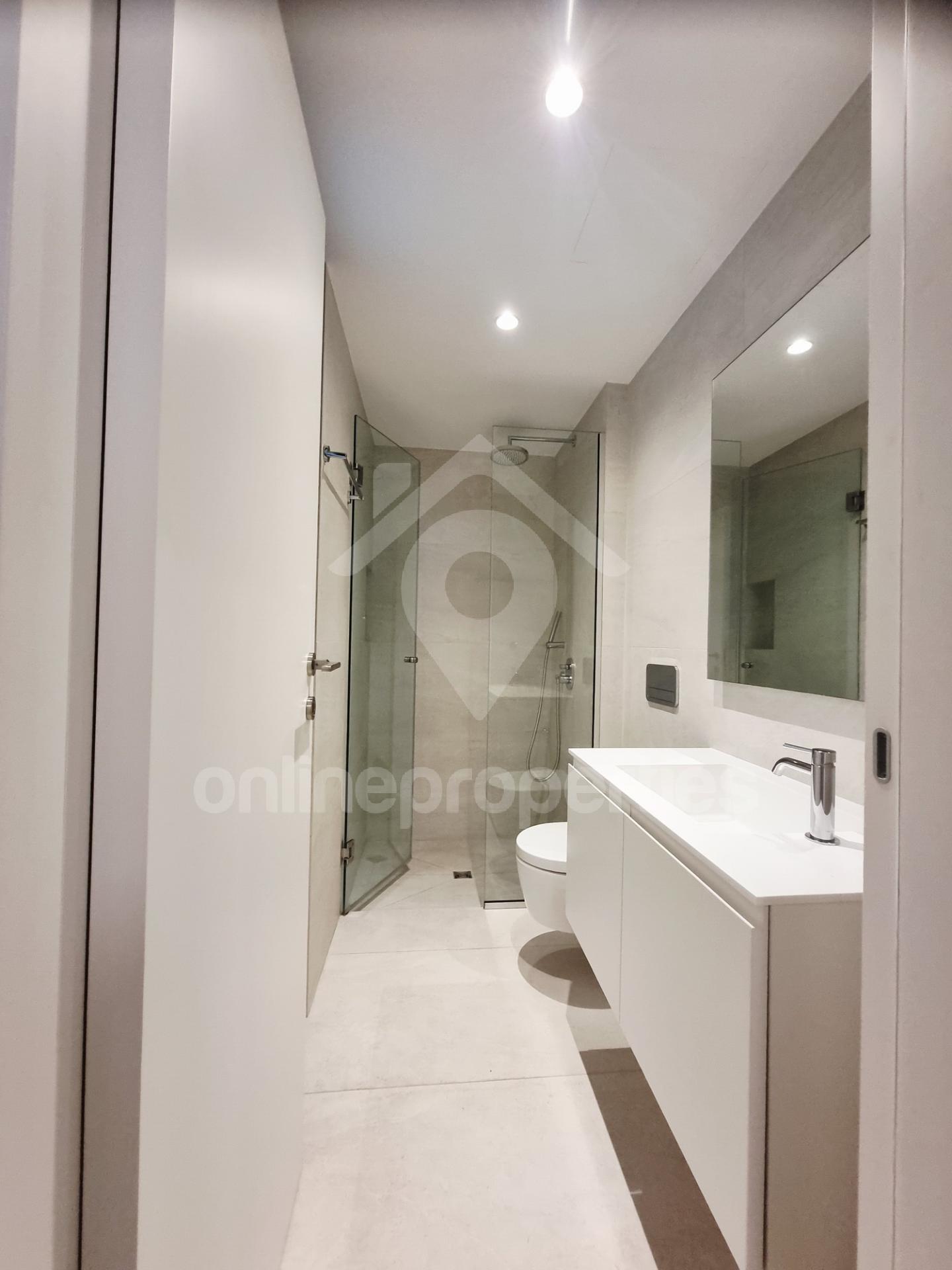 To change image, hover mouse over thumbnails below