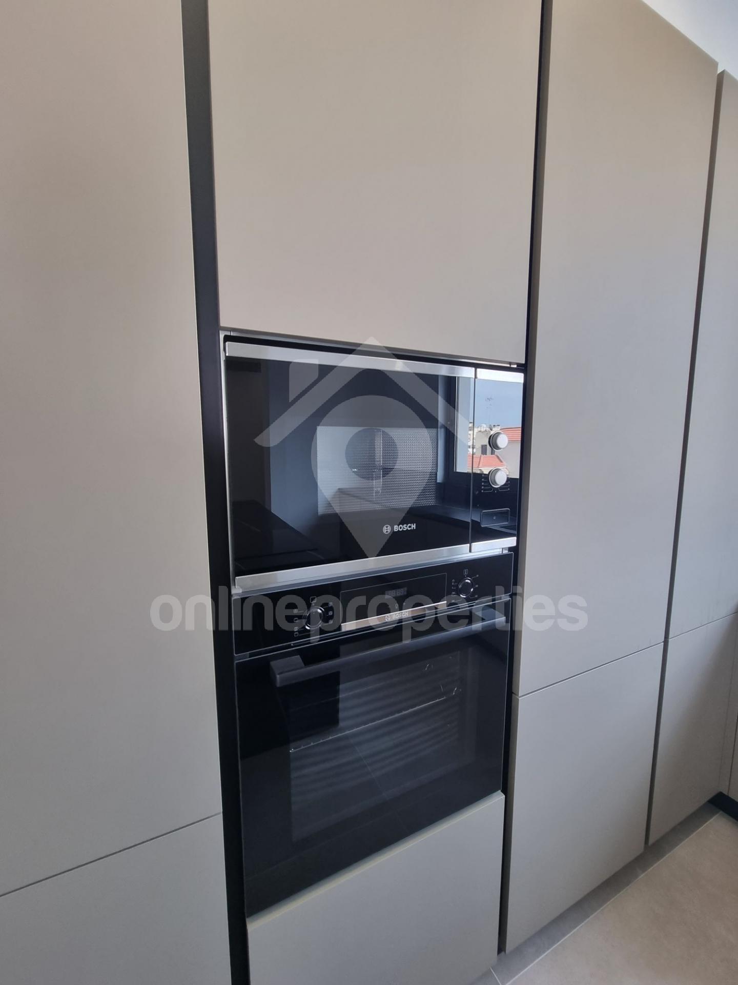 To change image, hover mouse over thumbnails below